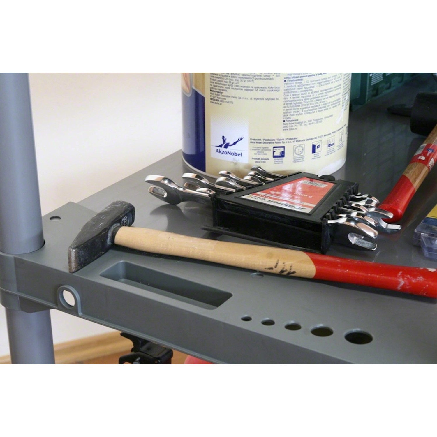 Detailaufnahme: Graues PROREGAL Kunststoffregal mit Werkzeugen auf einer Ebene.