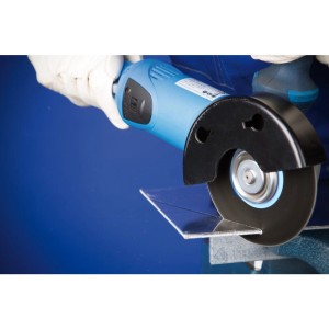 Pferd Trennscheibe 115 mm im Einsatz mit Winkelschleifer beim Schneiden von Metall.