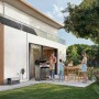 Anker Solix Solarbank 2 E1600 AC mit Familie beim Grillen im Garten. Balkonkraftwerk für solare Energiegewinnung.
