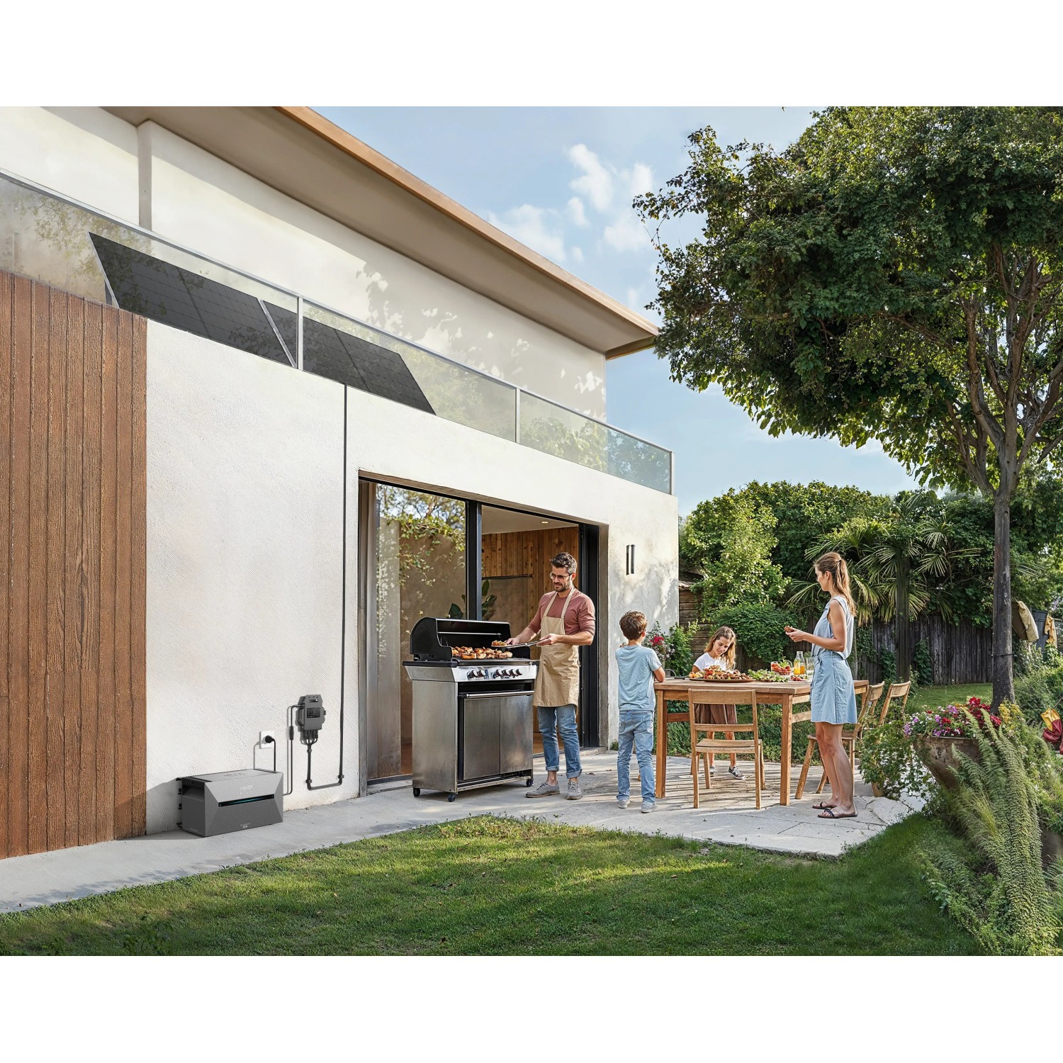 Anker Solix Solarbank 2 E1600 AC mit Familie beim Grillen im Garten. Balkonkraftwerk für solare Energiegewinnung.