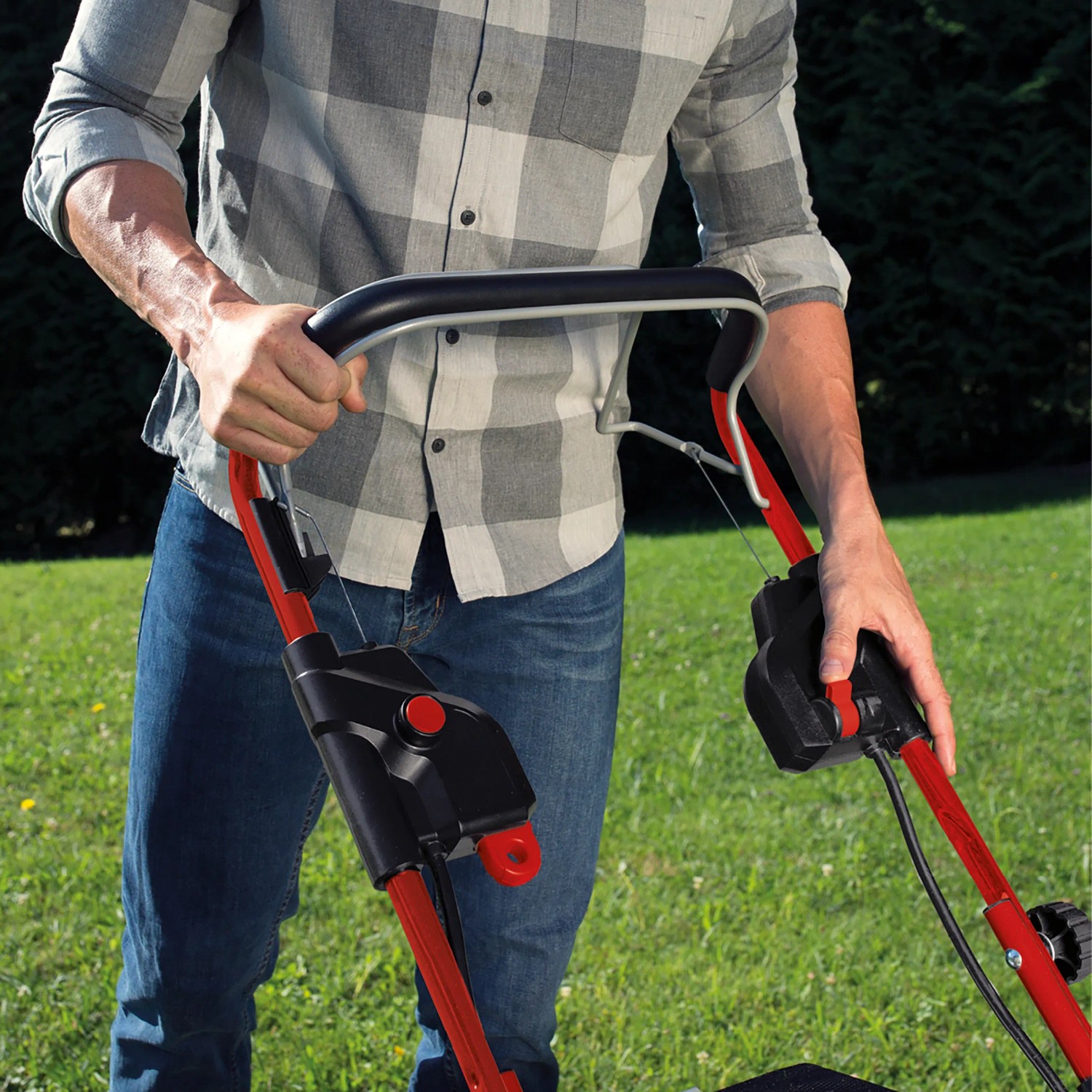 Einhell Akku-Rasenmäher GP-CM 36/47: Bedienelemente in Händen auf Rasenfläche.