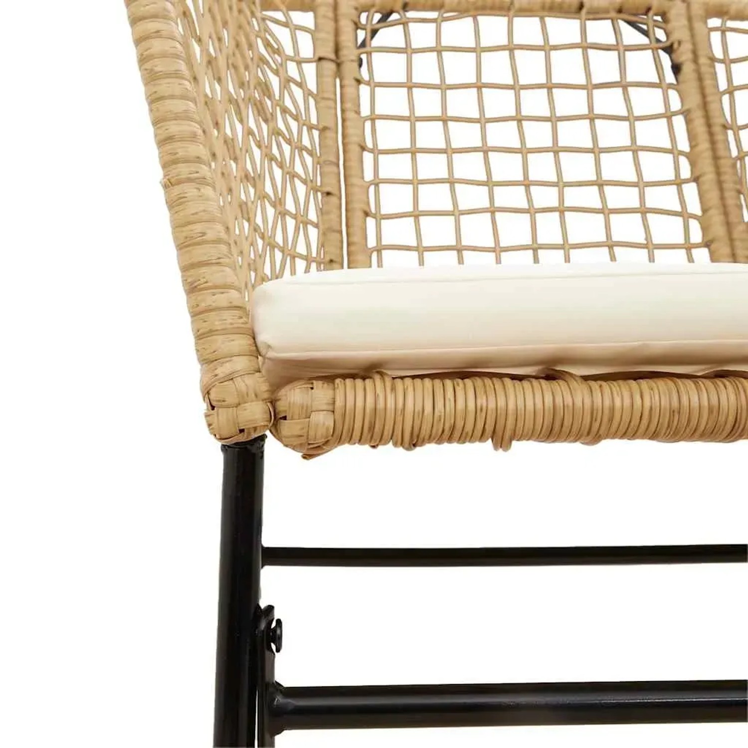 Detailansicht eines braunen Gartenstuhls aus Polyrattan mit cremefarbenem Kissen, Teil einer 5-tlg. Essgruppe von vidaXL.