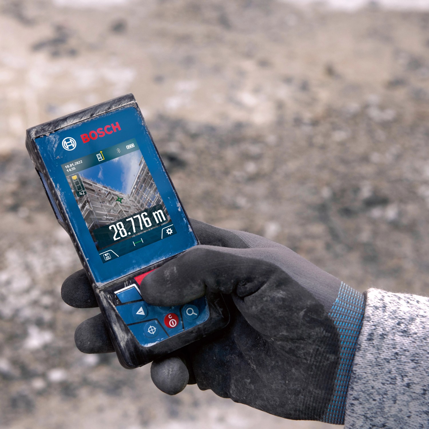 Bosch Professional GLM 100-25 C Laser-Entfernungsmesser in Hand mit Displayanzeige.