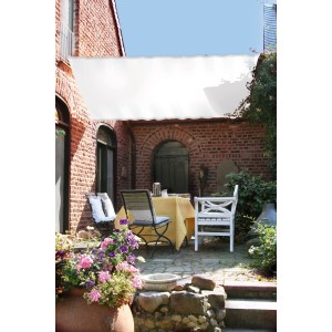 Hell elfenbeinfarbenes Floracord Sonnensegel als Sonnen- und Regenschutz über einer Terrasse.