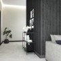 Marburg Vliestapete Botanica 2, Holzoptik schwarz-anthrazit, im Wohnraum mit Regal und Deko.