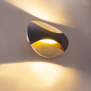 Moderne LED-Wandleuchte Alexandra in Schwarz-Gold. Elegante Wandlampe für stimmungsvolles Licht.