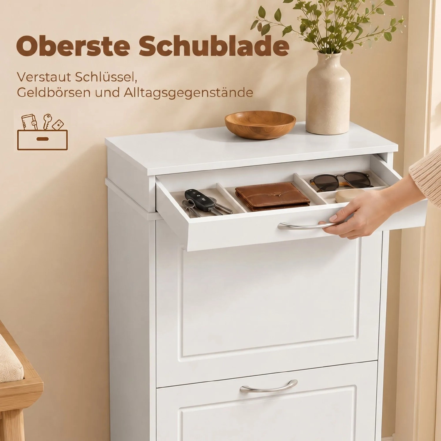 Weiße HOMCOM Schuhkommode mit geöffneter oberer Schublade, die Schlüssel, Geldbörse und Sonnenbrille in Fächern zeigt.