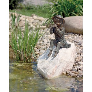 Rottenecker Bronze-Figur Flötenspieler Toni als Teichdeko, Wasserspiel im Garten.