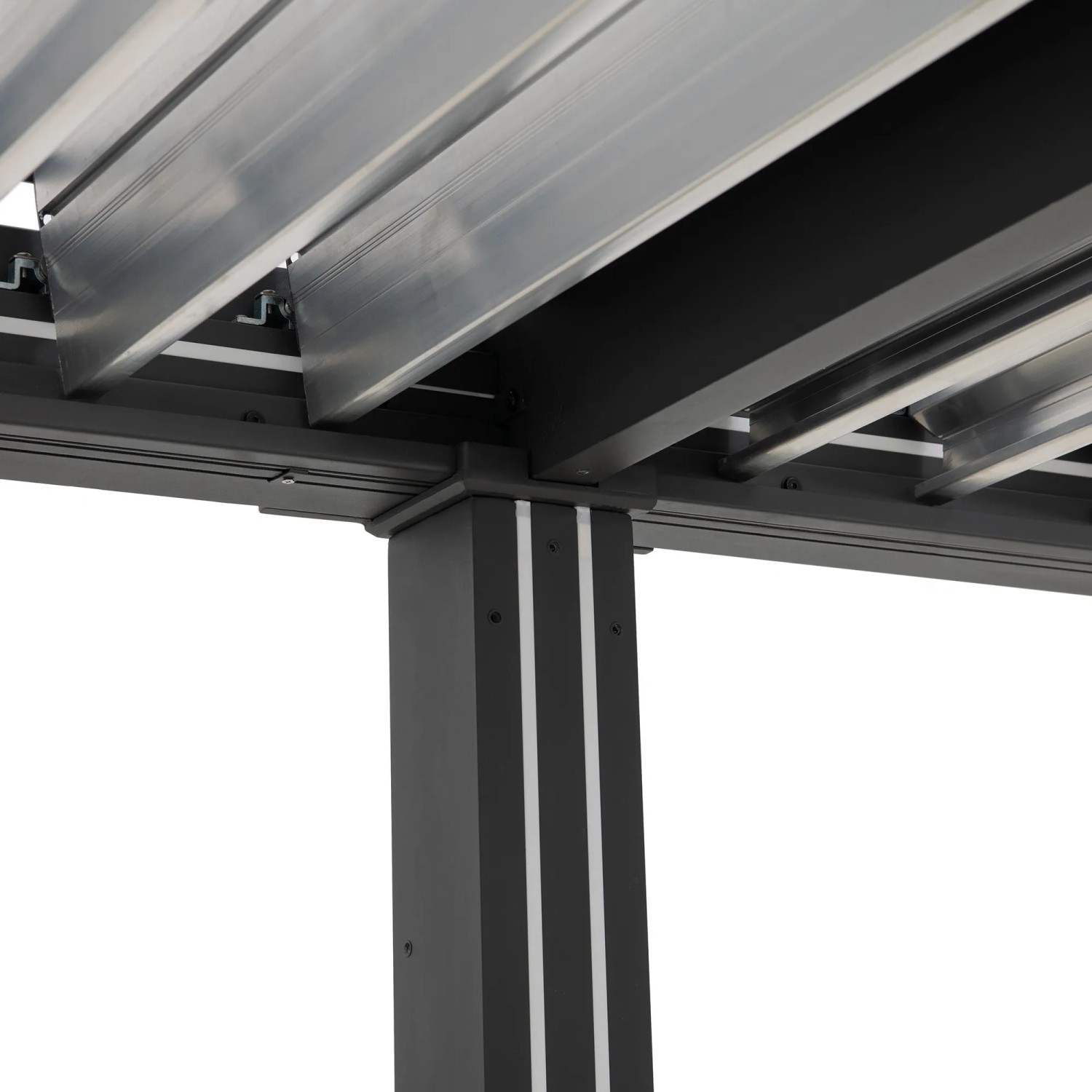 Detailansicht der anthrazitfarbenen Sunjoy Multi-Pergola Matterhorn mit Lamellendach und LED-Beleuchtung.