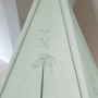 Detailaufnahme: Pastellgrünes Sunny Tipi Zelt Alba, Baumwollstoff mit Schnürung.