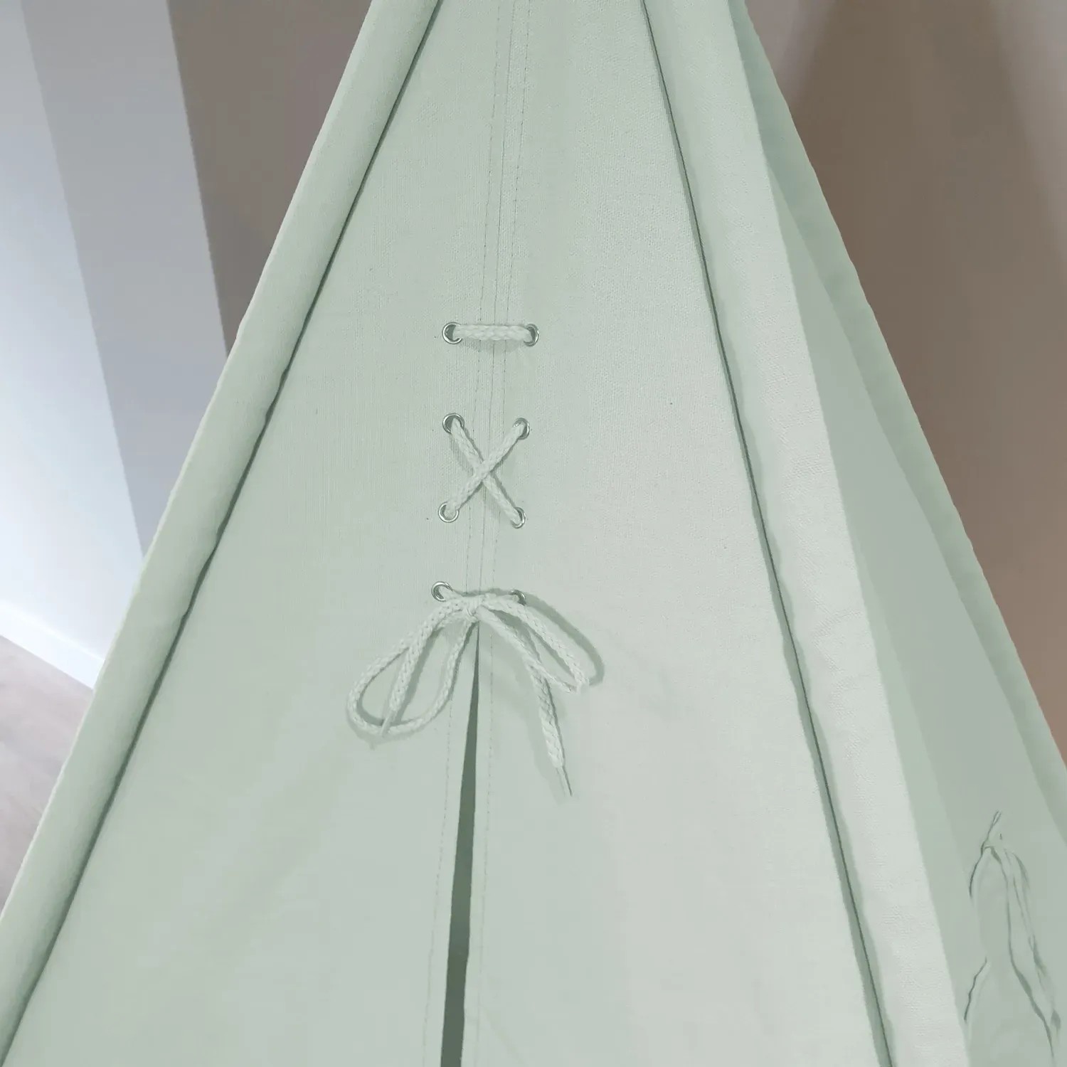 Detailaufnahme: Pastellgrünes Sunny Tipi Zelt Alba, Baumwollstoff mit Schnürung.