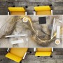 Tulup Schreibtischunterlage Goldener Marmor, beige, auf Holztisch mit PC, Tastatur, Maus und Kaffee. Büro.