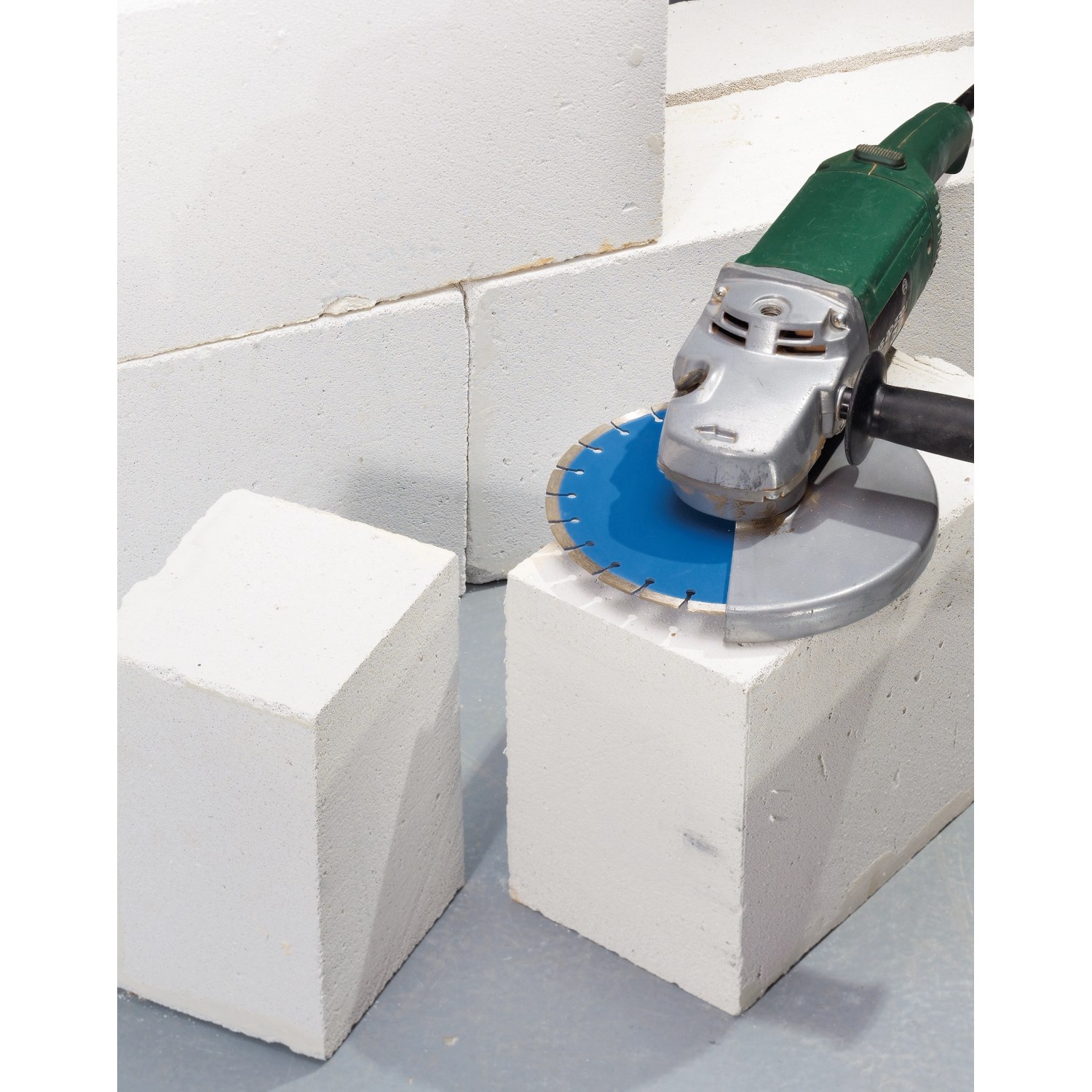 LUX Diamant-Trennscheibe 230 mm auf Winkelschleifer, geeignet für weiche bis mittelharte Materialien.