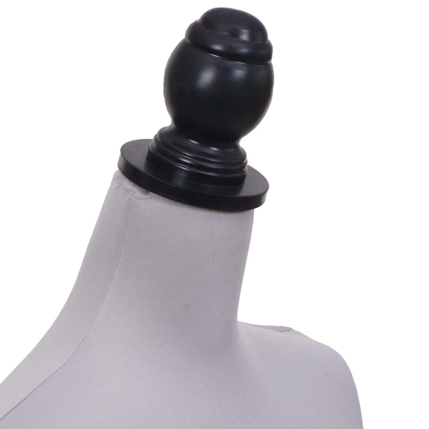 MCW Schneiderpuppe Q24: Grauer weiblicher Torso mit schwarzem Holzknauf am Hals.