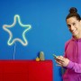 WiZ LED Flex Strip: Smarte, farbige LED Leuchte in Sternform, per App steuerbar.