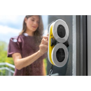 Kärcher Fensterputzroboter RCW 2 mit Mikrofaser Wischbezügen im Einsatz.