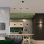 Moderne Küche mit drei schwarzen Sollux Lighting ORbis Hängeleuchten über dem Esstisch.