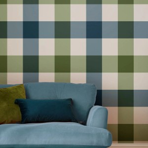 Grüne Joules Vliestapete Jumbo Gingham Garden Greens mit Karo-Muster an der Wand.