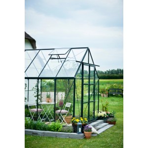 Helles, grünes Halls Gewächshaus Magnum 148 mit Doppeltür und Dachfenster im Garten.