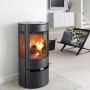 Schwarzer Aduro 9 Air Kaminofen (6 kW) mit Automatik im Wohnraum.