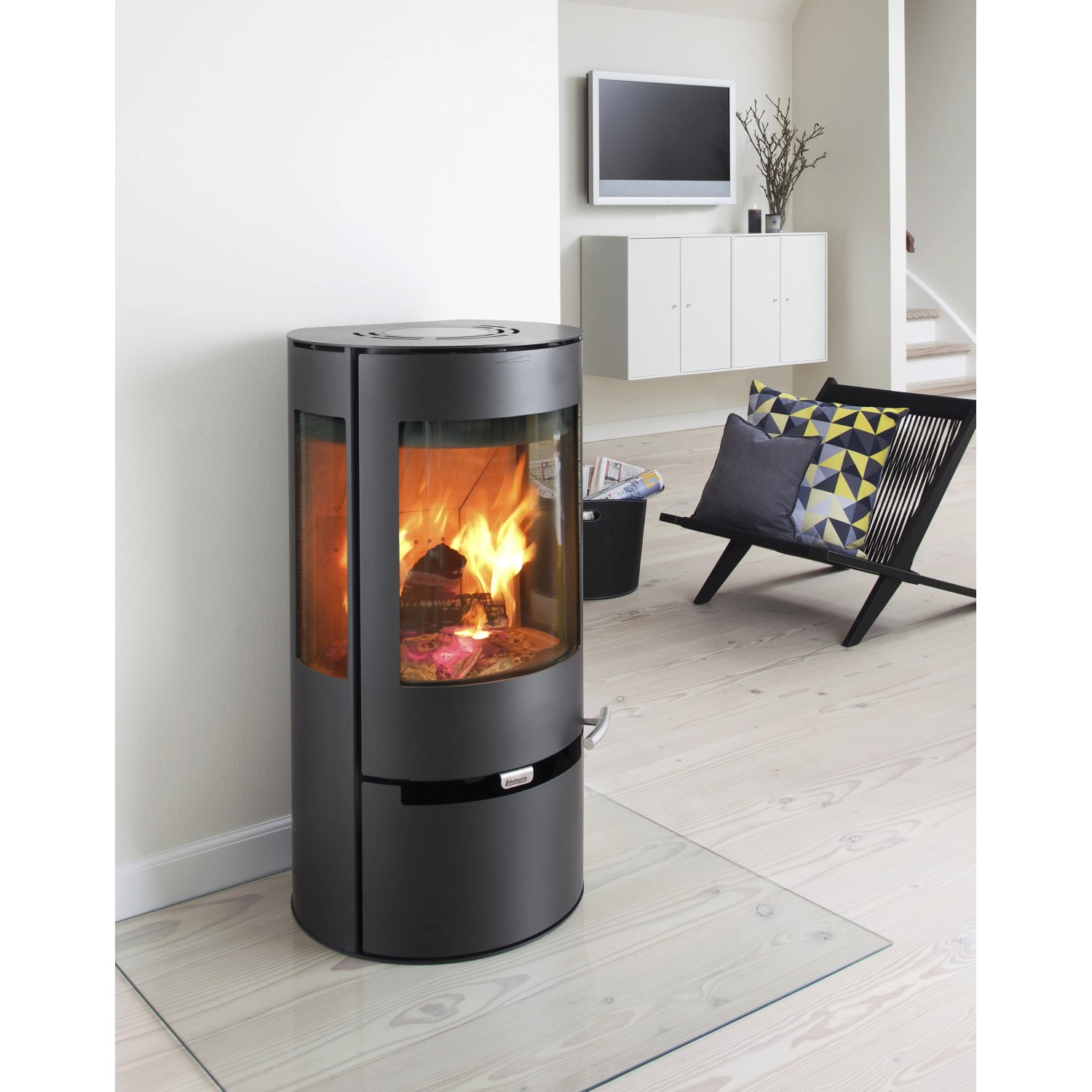 Schwarzer Aduro 9 Air Kaminofen (6 kW) mit Automatik im Wohnraum.