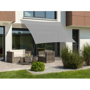 Quadratisches, silbergraues Schneider Sonnensegel Lanzarote (360x360 cm) über einer Terrasse mit Sitzgruppe.