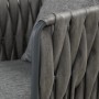 Grauer Gartenstuhl mit Rattan-Optik Geflecht, Metallrahmen und Kissen. Teil eines Gartenmöbel Sets.