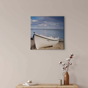 Maritimes Leinwandbild: Boot am Strand mit Meerblick. Wanddeko in hellblau und beige für Wohnräume.
