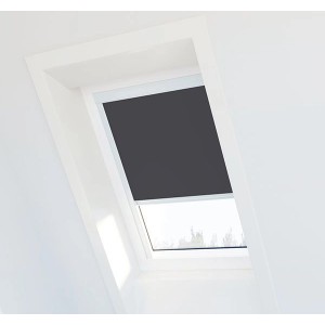 Anthrazitgraues Avosdim Verdunkelungsrollo für Velux Dachfenster im weißen Rahmen.