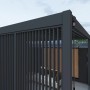 Weide Lamellenwand in Anthrazit für Pergola, Aluminium, vertikale Paneele als Wind- und Sichtschutz.