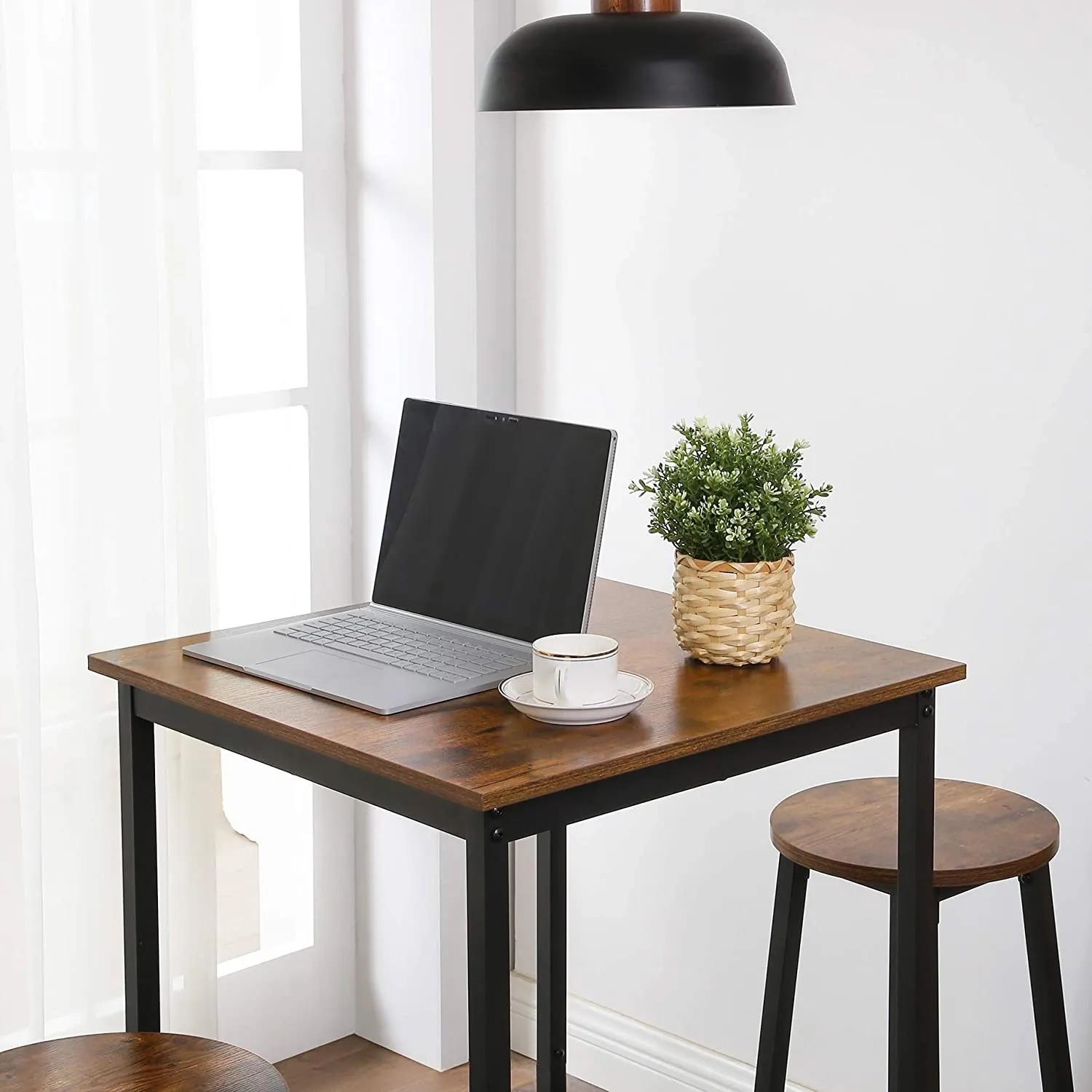 Quadratischer Vasagle Bartisch in Braun-Schwarz mit Laptop, Tasse und Pflanze dekoriert.