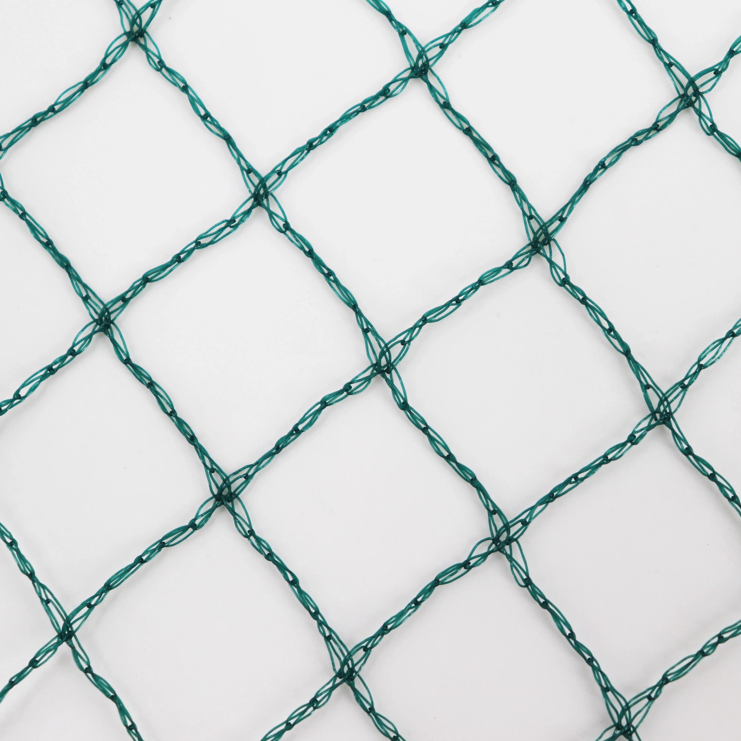 Detailaufnahme eines grünen Teichnetzes (Aquagart) zum Schutz vor Laub und Reihern.