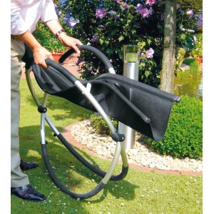 Leco Schaukelstuhl, klappbar, schwarz/beige/silber, im Garten. Moderne Sonnenliege mit Schaukelfunktion.