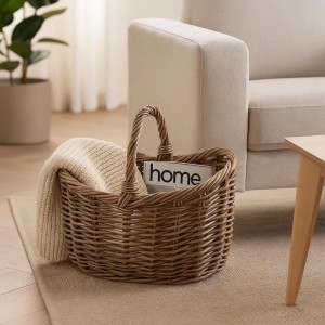 Handgeflochtener Rattankorb EMMA in Grau mit Henkel. Dekorativer Einkaufskorb für Badaccessoires und mehr.