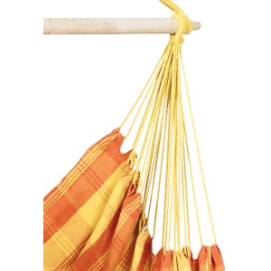 Detailaufnahme: Oranger Amazonas Hängesitz Relax, 130x100 cm, mit gelben Seilen und Holzstab.