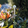 Bellissa Pflanzstab Premium 130 cm, verzinkt, mit Kugel, im Einsatz im Garten.