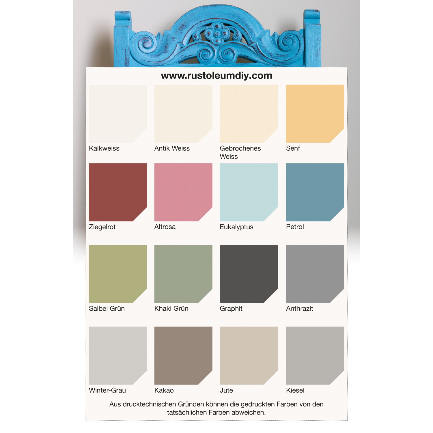 Farbmusterkarte Rust-Oleum Kreidefarbe Möbellack Kiesel mit Farbtönen auf blauem Möbelstück.