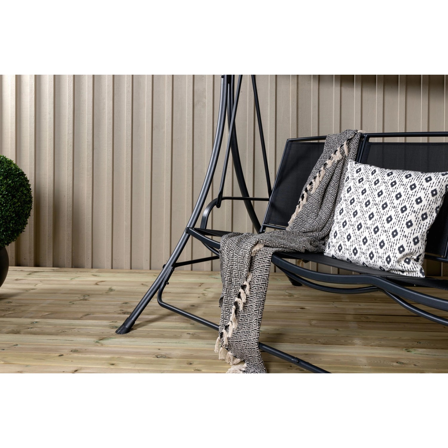 Schwarzes ebuy24 Madras Hängesofa für 3 Personen mit Kissen und Decke. Gartenmöbel für entspannte Stunden.