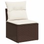 Braunes vidaXL Gartensofa aus Rattan mit cremefarbenen Kissen als Teil einer Gartenmöbel-Garnitur.