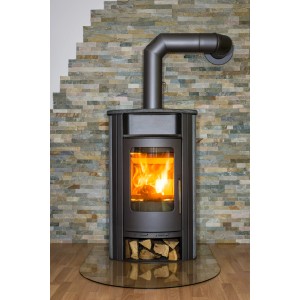 Kaminofen mit Glasbodenplatte Rundbogen von Lienbacher, schützt den Boden vor Funkenflug.