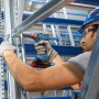 Bosch Professional GDX 18V-200 Akku-Drehschlagschrauber im Einsatz beim Schrauben an einem Regal.