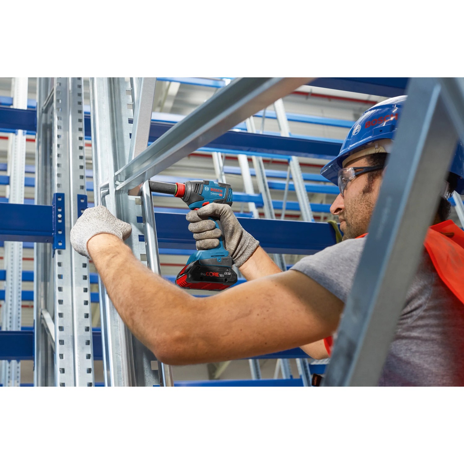 Bosch Professional GDX 18V-200 Akku-Drehschlagschrauber im Einsatz beim Schrauben an einem Regal.