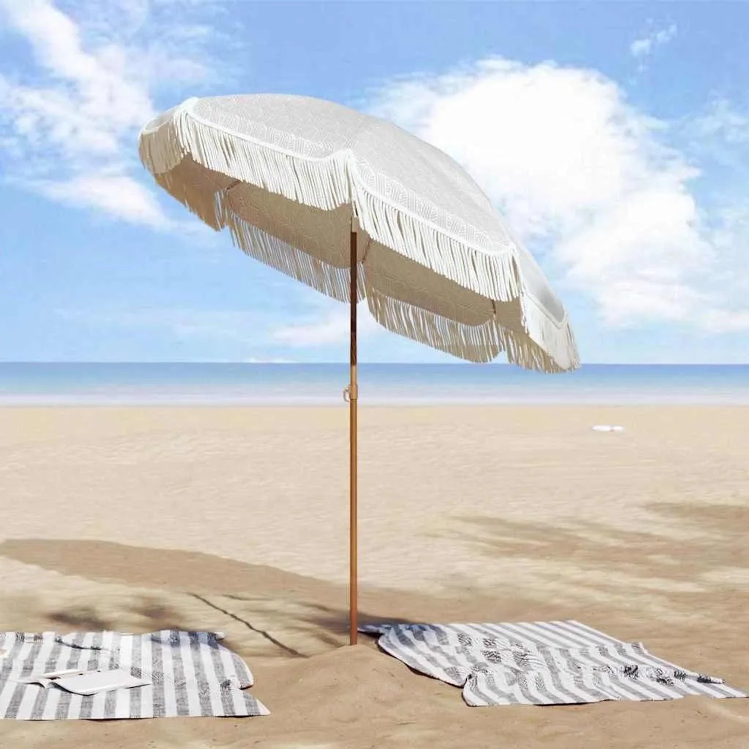 Grau-weißer vidaXL Sonnenschirm (Ø 160 cm) am Strand mit Fransen und Stahlmast.