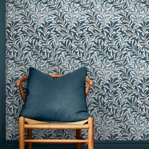 William Morris Vliestapete Willow Bough in Weiß-Blau mit Blätter-Design an der Wand.