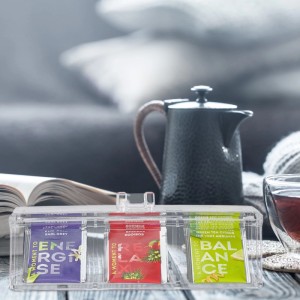 Transparente Relaxdays Teebox aus Kunststoff mit 3 Fächern zur Aufbewahrung von Teebeuteln.