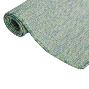 Gerollter türkiser Outdoor-Teppich aus Flachgewebe mit feiner Webstruktur. Robust und witterungsbeständig.