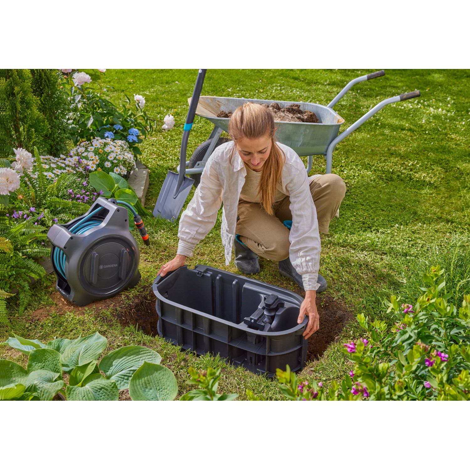 Gardena Undercover Schlauchbox RollUp M Komplettset im Garten beim Einbau.
