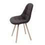 Brauner Esszimmerstuhl aus Kunstleder mit gesteppter Sitzfläche und Rückenlehne, auf vier Holzbeinen im Retro-Design.