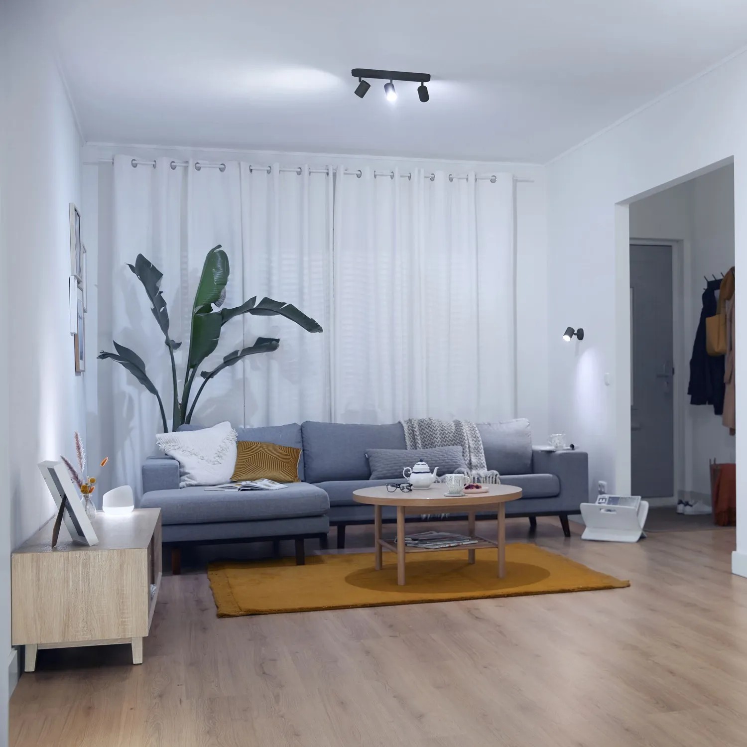 WIZ LED-Deckenleuchte Imageo 3er-Spot, schwarz, in modernem Wohnzimmer.