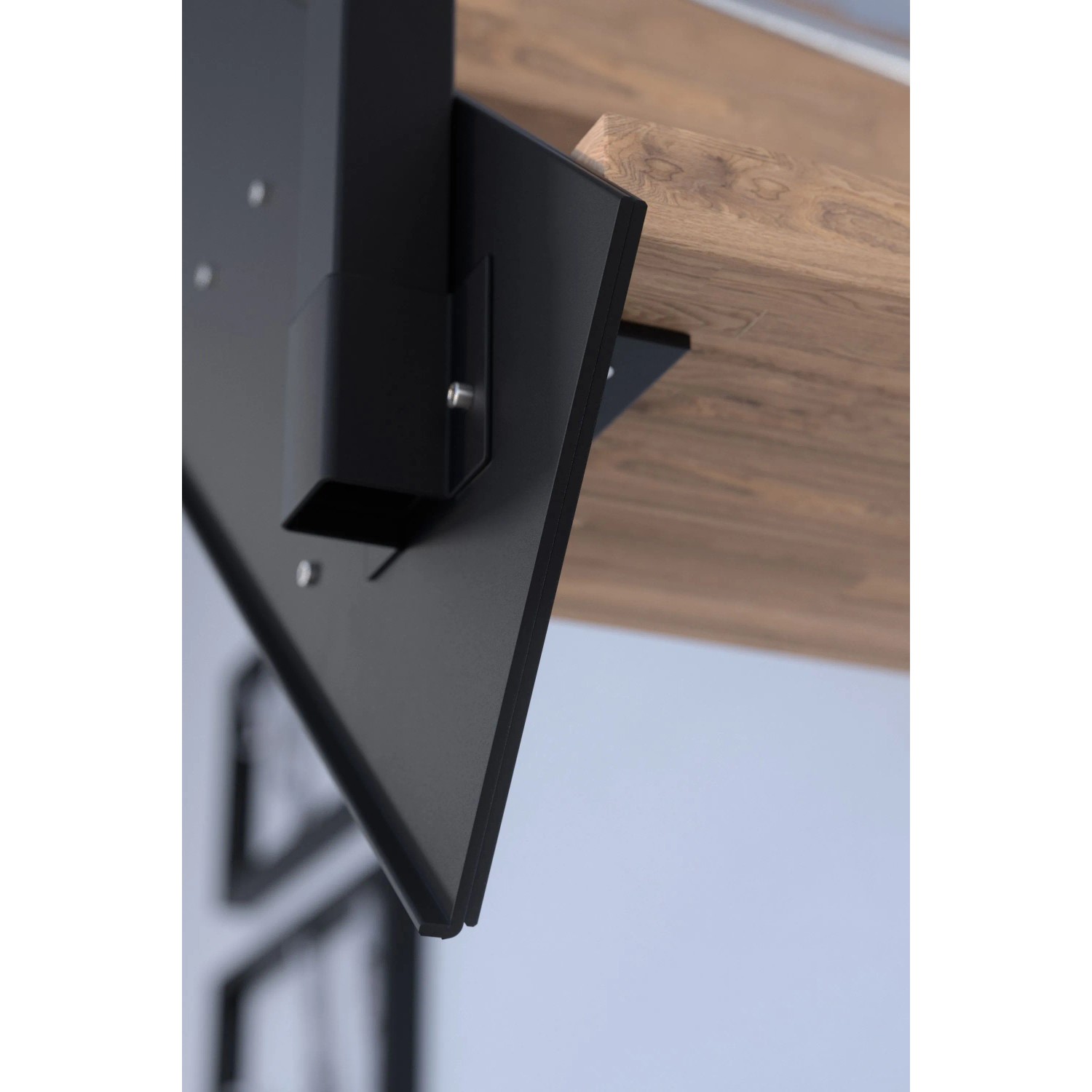 Detailaufnahme Treppe Kos: Schwarze Metallwange mit Stufe aus Eiche Rustik Natur.